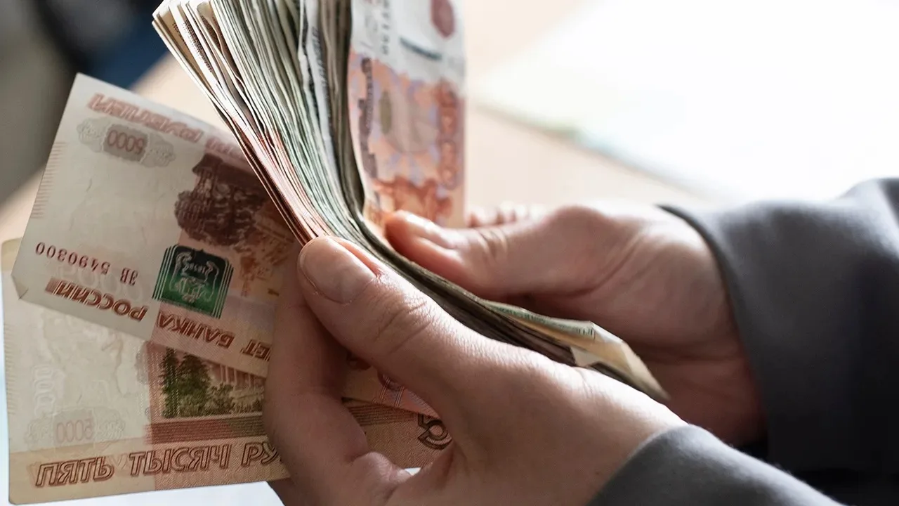 РОССИЯНЕ РАЗБОГАТЕЛИ — число людей с зарплатой выше 200 тысяч рублей выросло вдвое 🤑