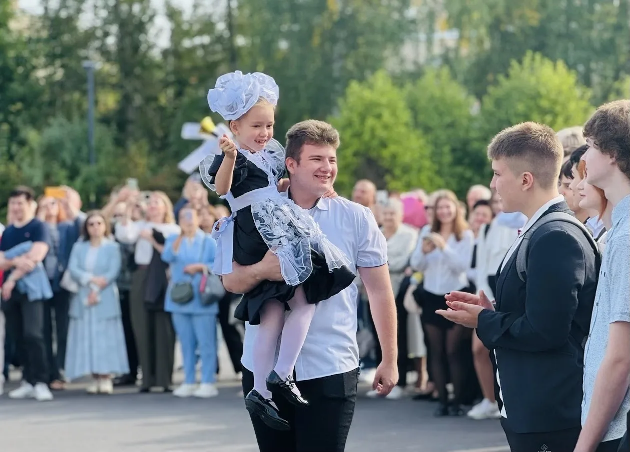 Сегодня глава управы района Савелки Александр Умеренков посетил торжественную линейку в...