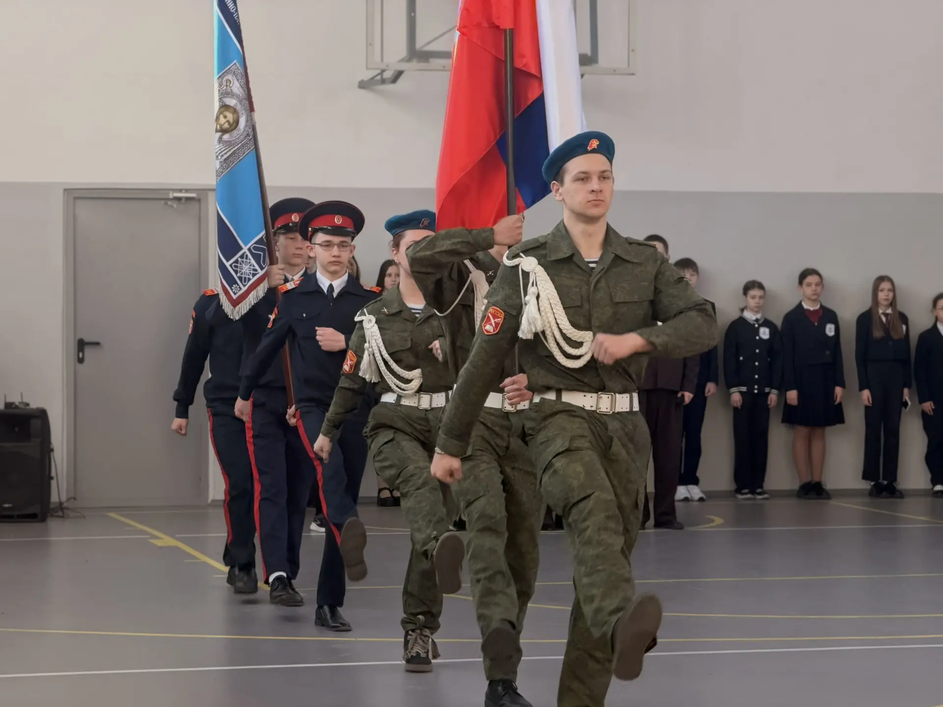 ✨Последняя неделя перед каникулами!   Сегодня в нашей школе прошла торжественная линейка, посвященна