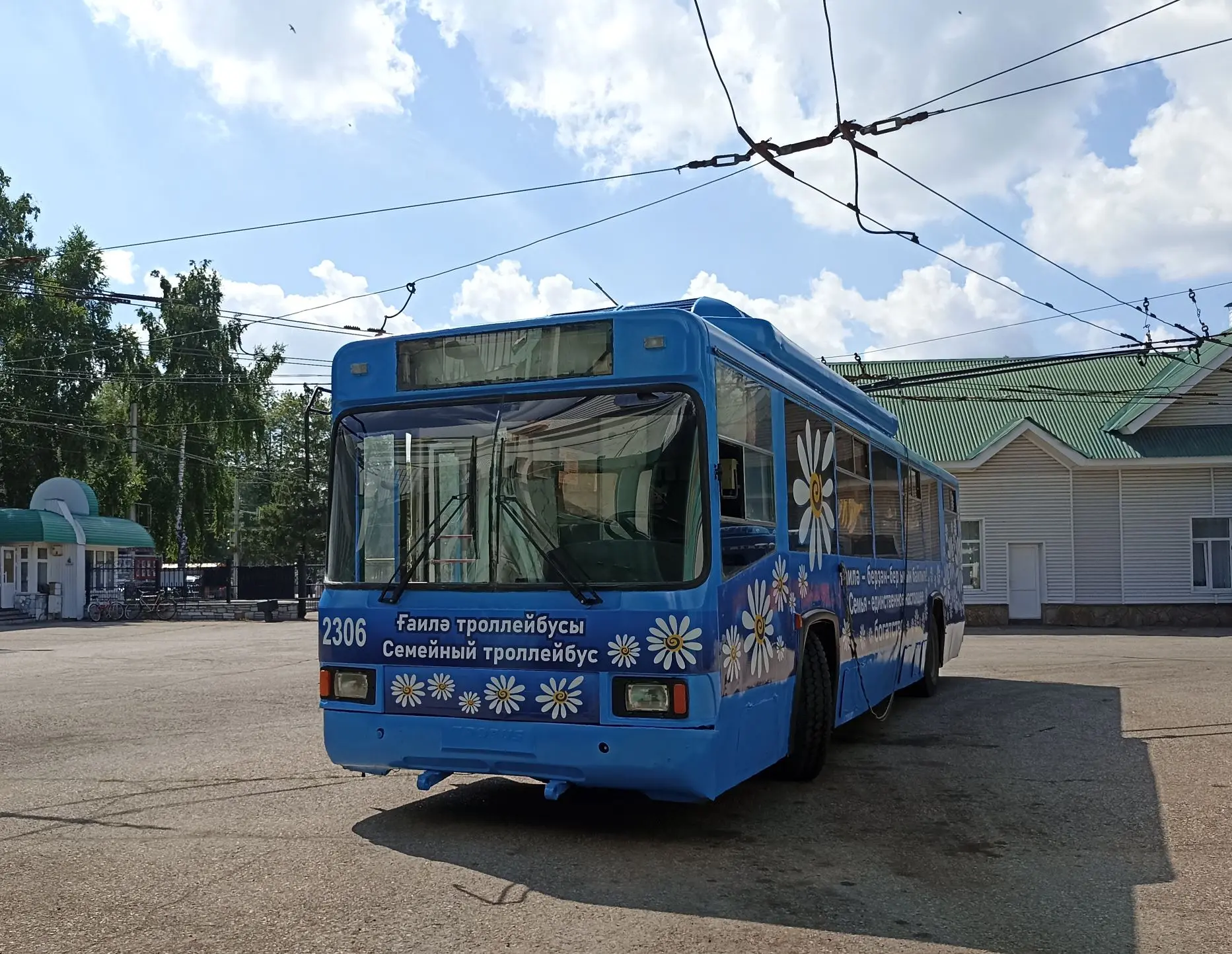 Праздничный троллейбус уже в городе! 💛
В преддверии Дня семьи, любви и верности по нашим улицам кур