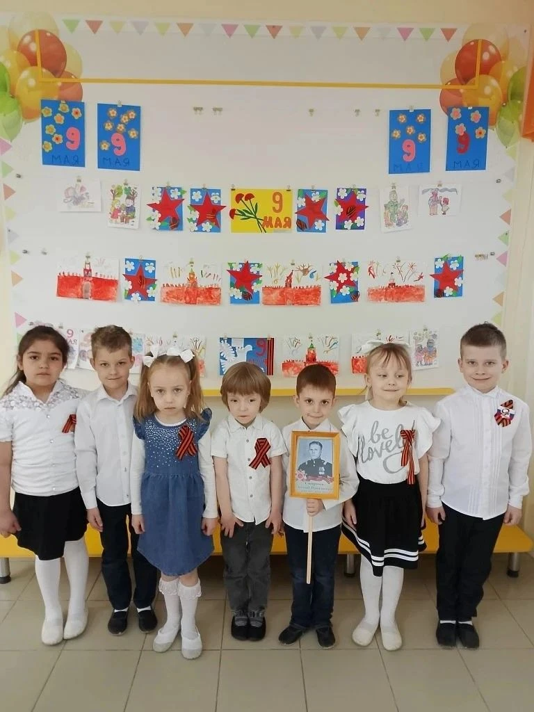 В группе "Солнечные лучики" прошла тематическая неделя "День Победы". С воспитанниками ...