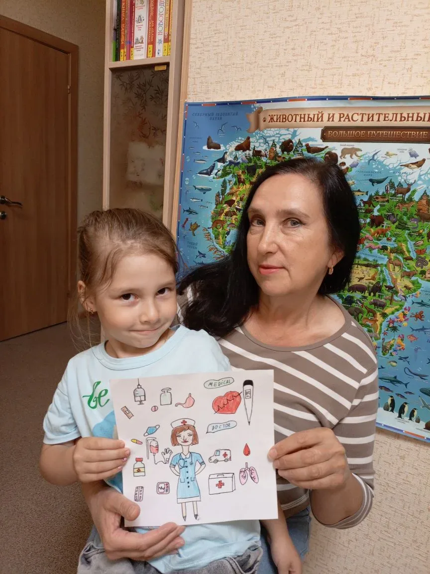 Участников проекта детских рисунков все больше! Представляем Ариану, 5 лет и ее бабушку, врача-стома