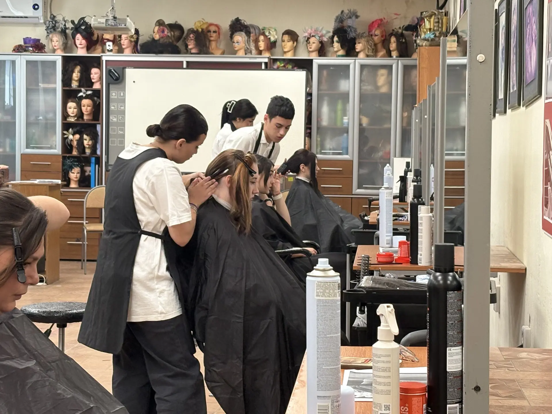 💇‍♀️ Демонстрационный экзамен — важный шаг к профессии!

В АГКПТ продолжается пора демонстрационных