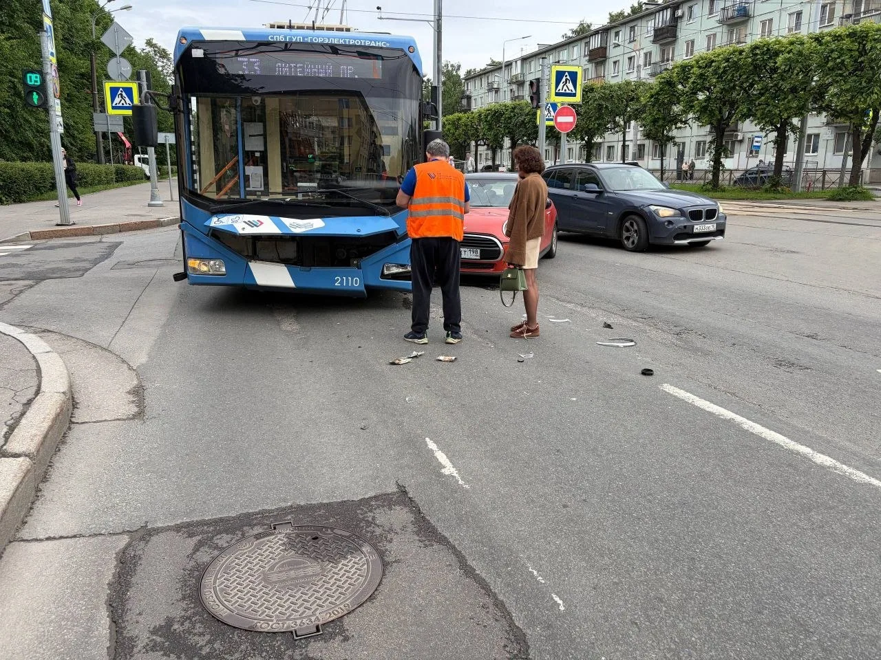 🚃 На Дальневосточном ДТП с троллейбусом: женщина на «Мини» не уступила дорогу

Авария произошла на 
