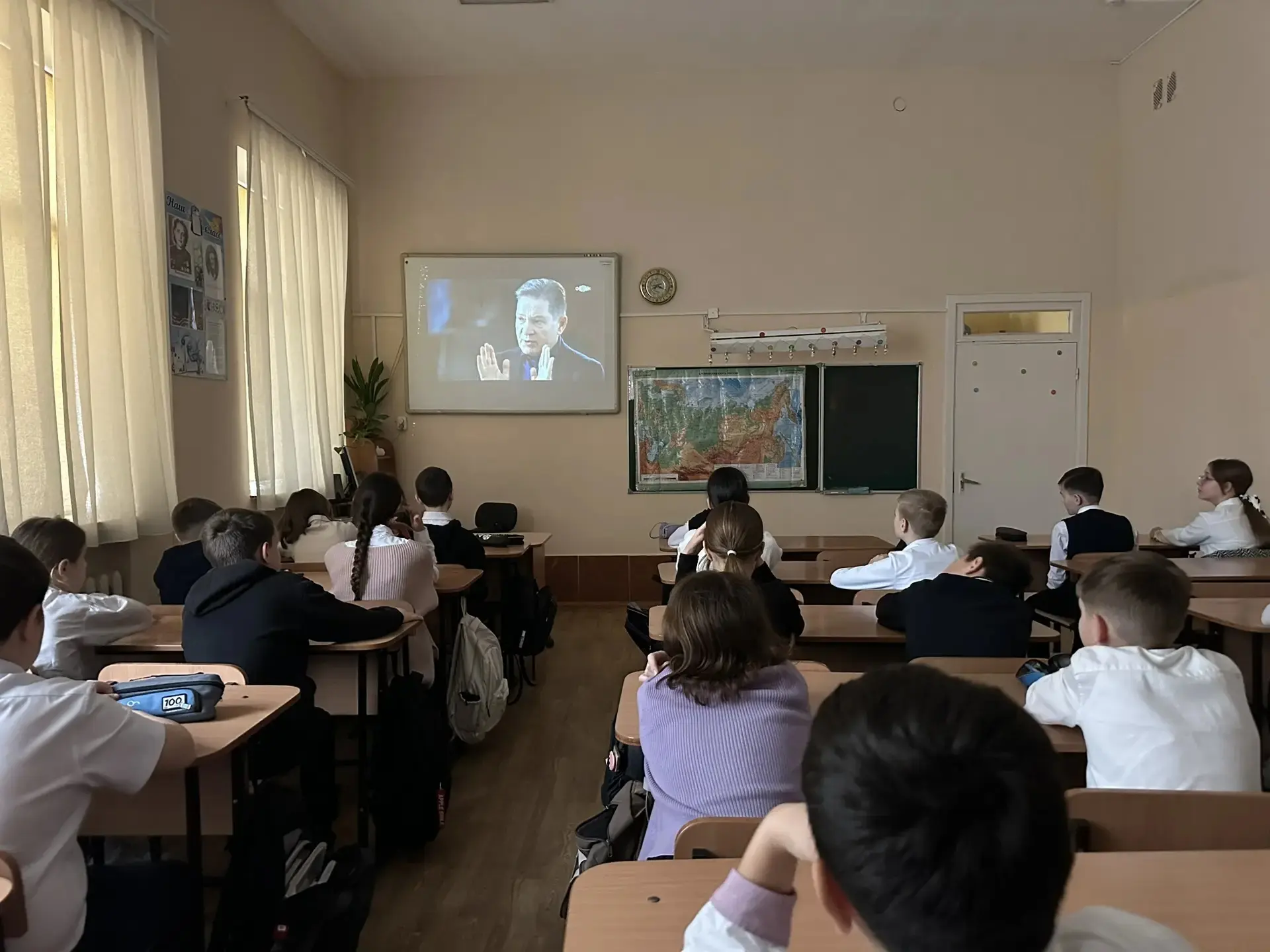 Для учащихся нашей школы был организован  просмотр и обсуждение  фильма " Предательство" Фильм расск