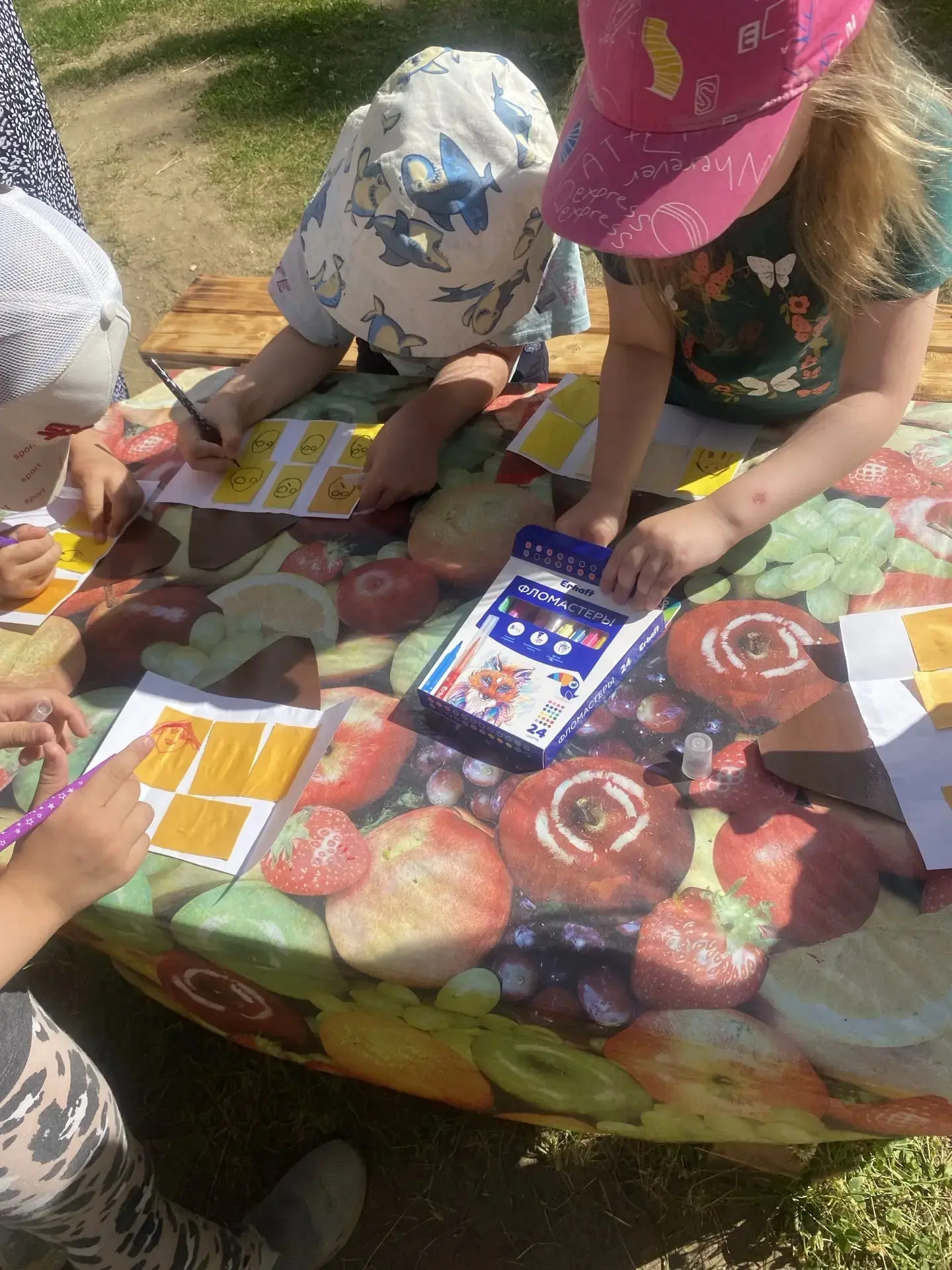 👦👧Будни нашего детского сада🌸
Ребята создавали портреты своих семей.

Пусть у каждого в мире буде