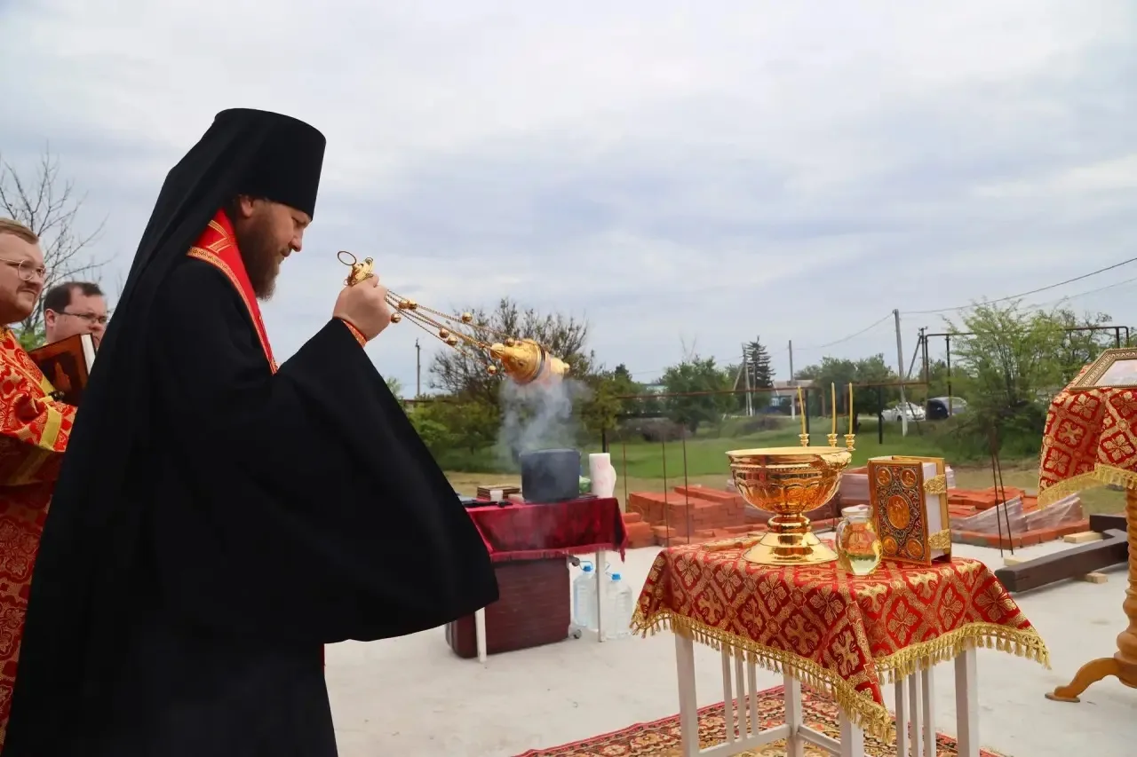 Епископ Ейский и Тимашевский Серафим совершил молебен с чином закладки камня в основание строящегося