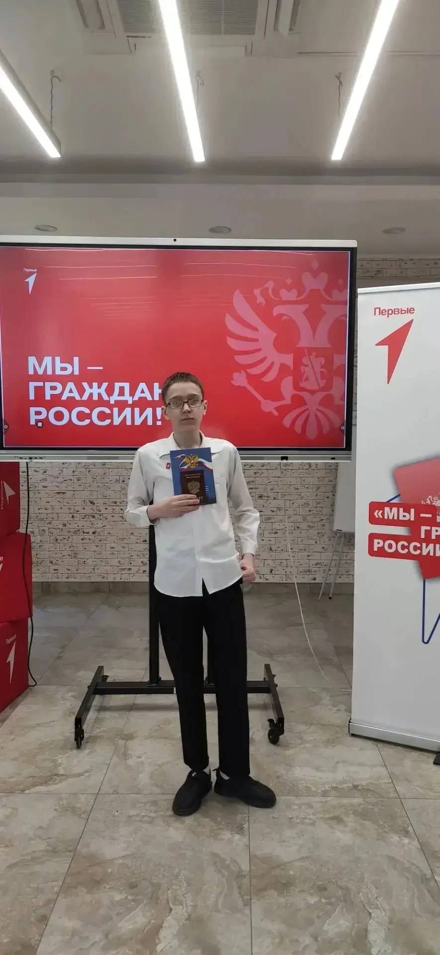 🇷🇺 ПОЗДРАВЛЯЕМ!

Ученик 8-Б класса Тимофей Уманский торжественно получил паспорт гражданина Россий