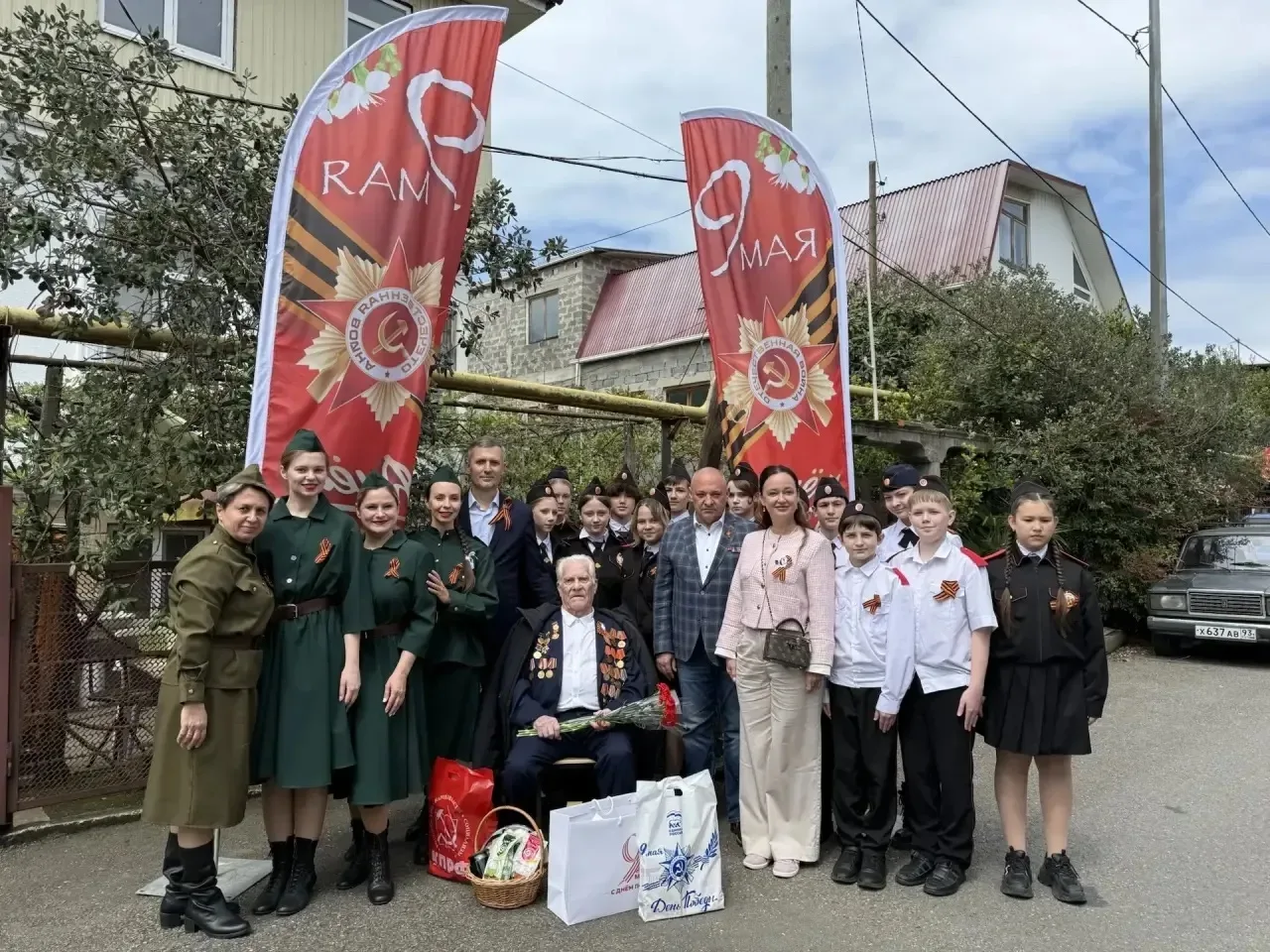 В Сочи продолжаются адресные поздравления ветеранов с Днём Великой Победы