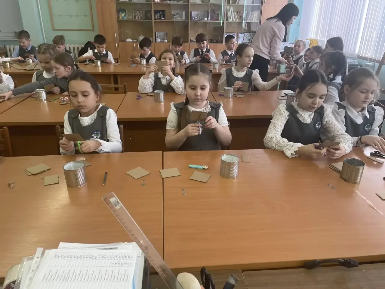 Вместе сделали большое дело! 🕯✨ в 3А классе прошел мастер-класс по окопным свечам.  🚀 За работой вре