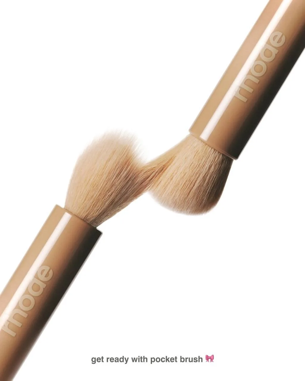 И, да, Rhode выпустили первую кисть в истории бренда: DOUBLE-ENDED MAKEUP BRUSH
