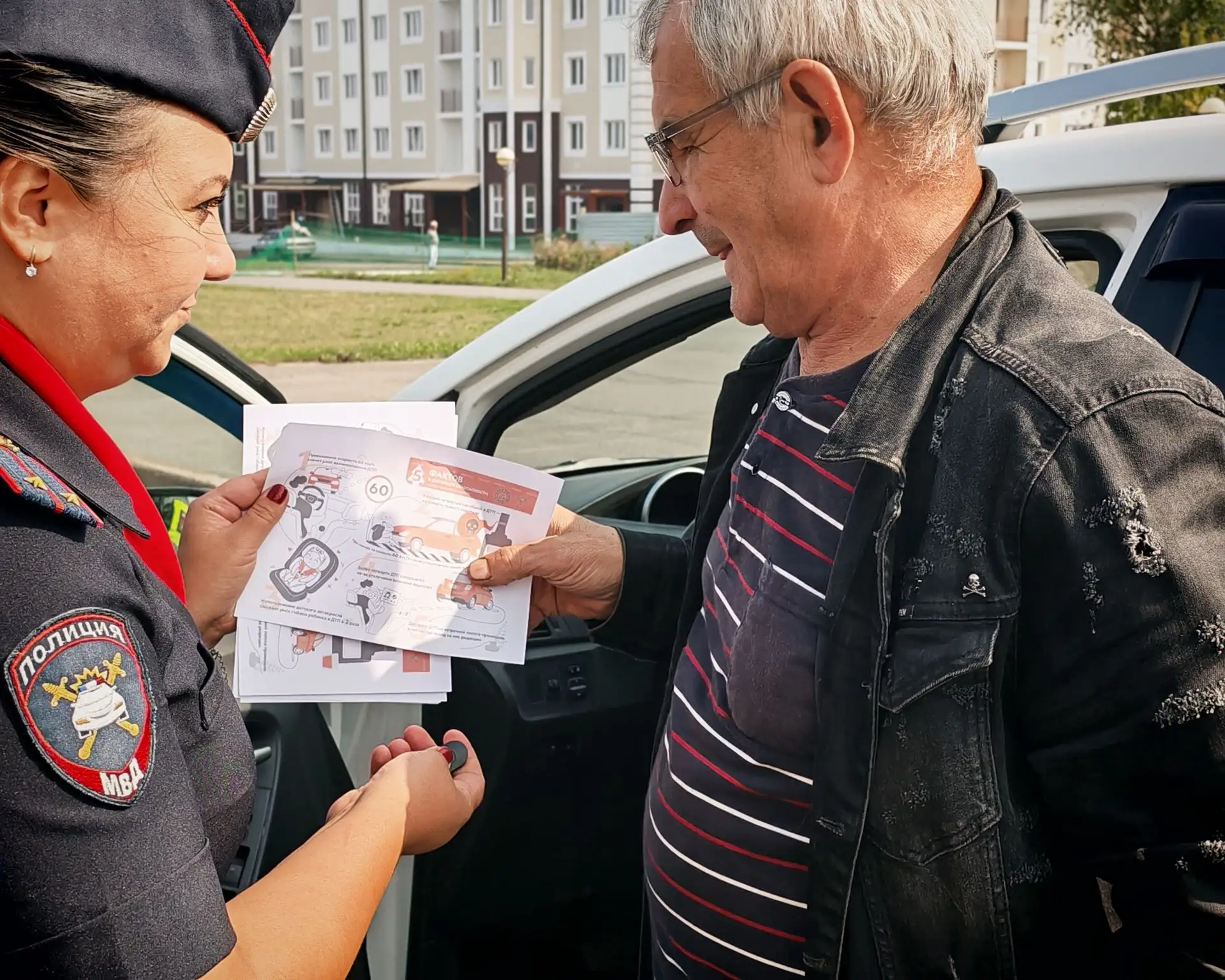 Сотрудники Госавтоинспекции МО МВД России «Юргинский» совместно с членом общественного ...