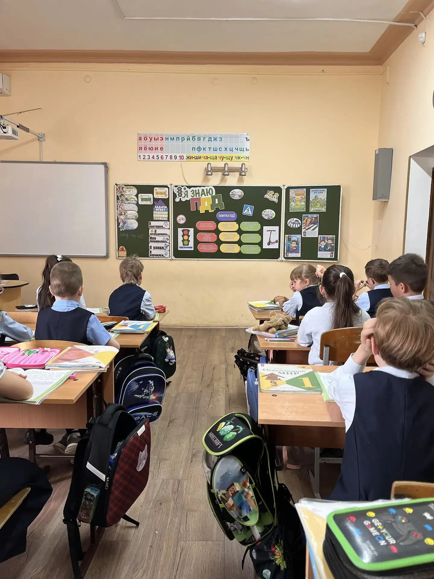 🚦 Каникулы скоро, а безопасность — навсегда!  На этой неделе в начальной школе прошли необычные урок