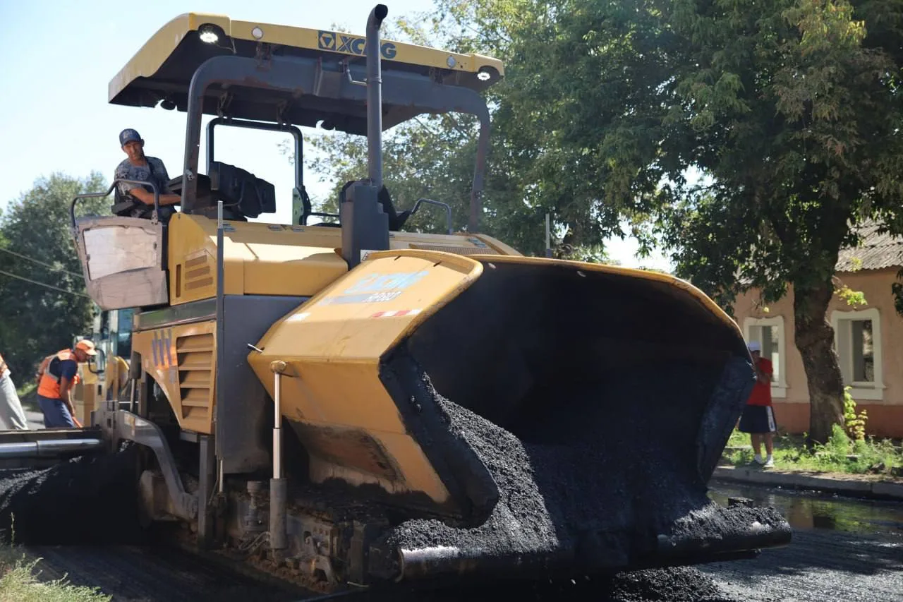 🚧 В Луганске ремонтируют участок дороги по улице Красноармейской