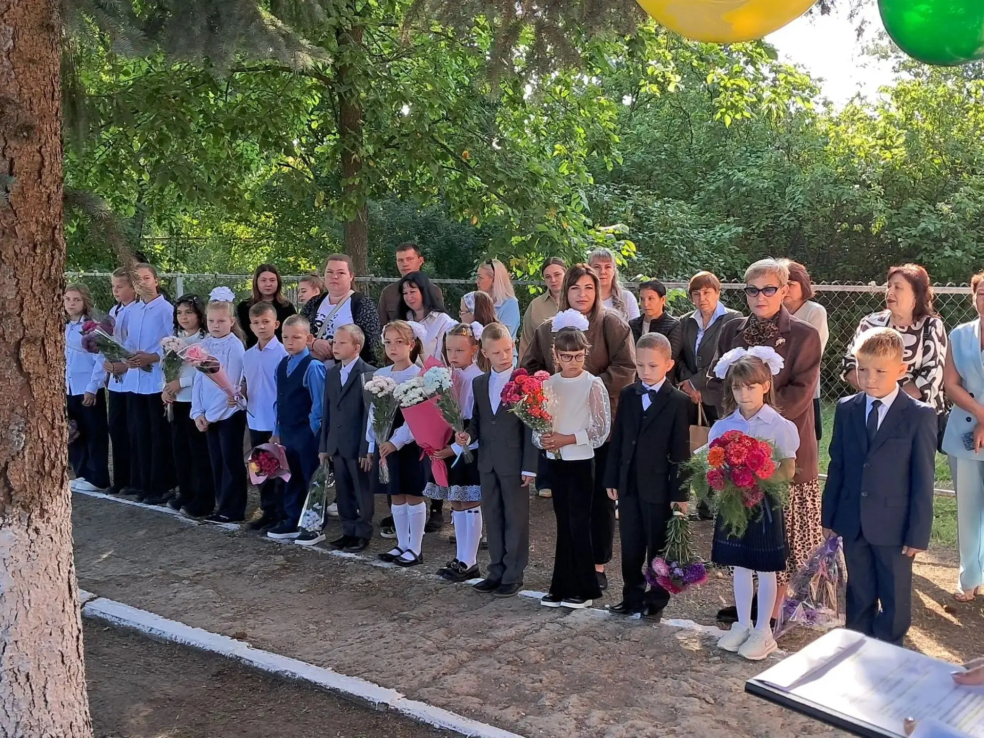 Сегодня утро было наполнено улыбками, цветами и радостным волнением. Линейка, посвящённ...