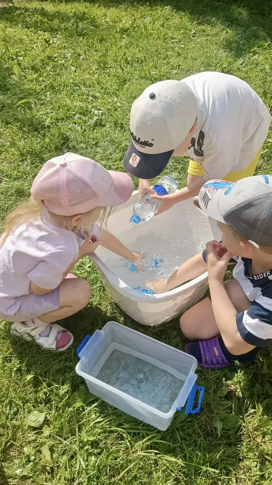 Лужи и солнце☀️💧 
Наши юные исследователи средней группы провели увлекательный эксперимент! 💧☀️

С