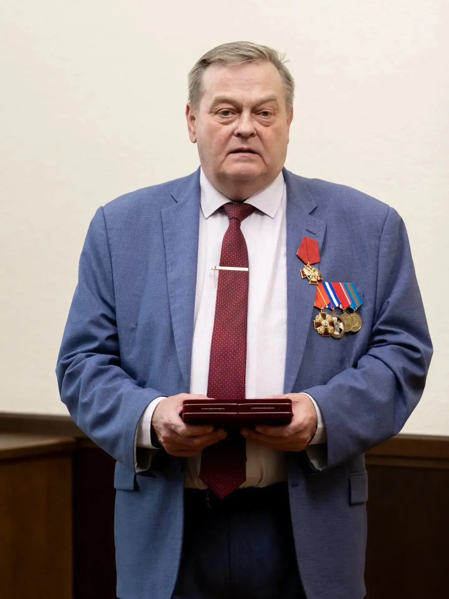 📌 Помощник Президента РФ Владимир Мединский вручил государственную награду историку, выпускнику МПГ