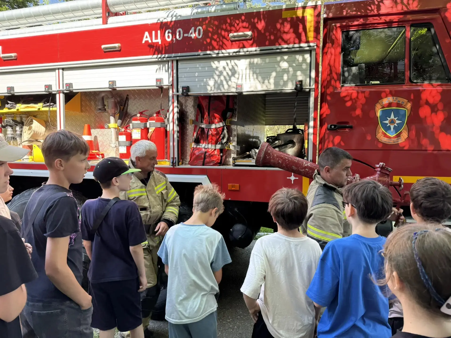 Сегодня нашу школу посетили сотрудники МЧС на пожарной машине 🚒

Они рассказали и показали, как уст