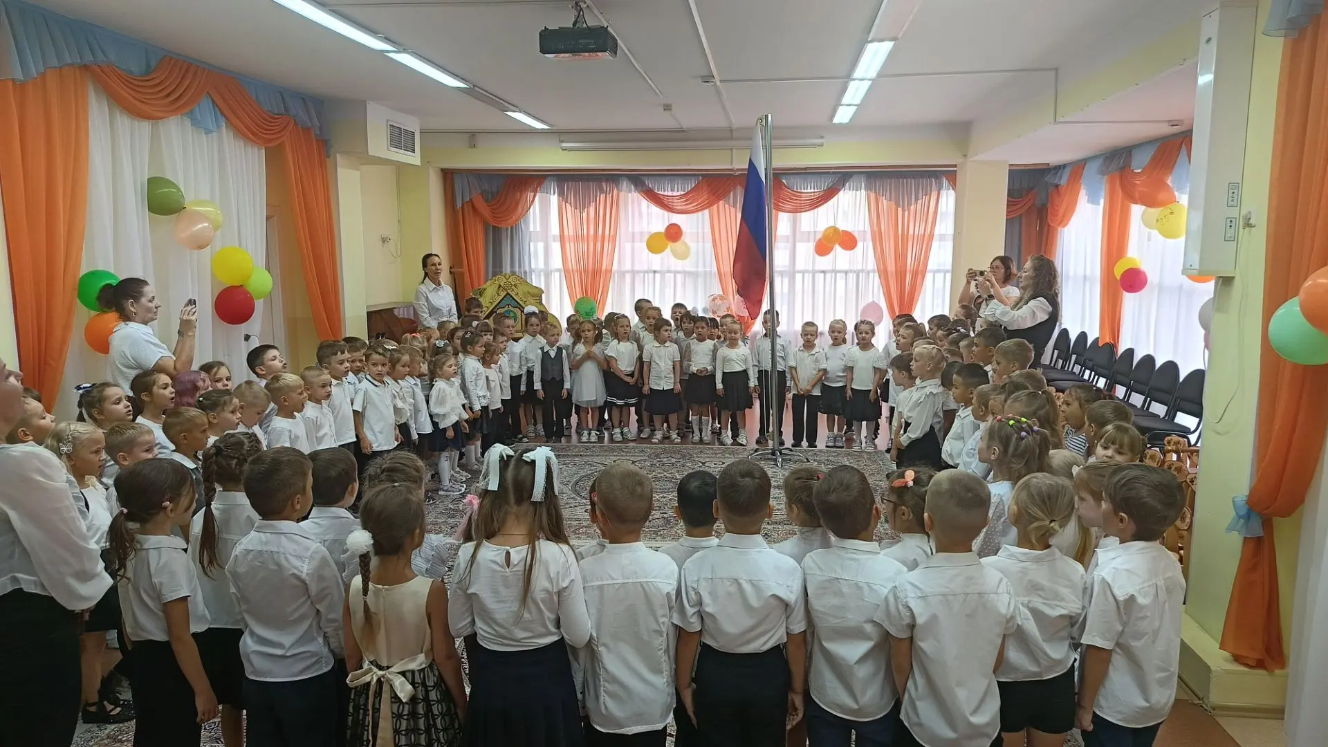 🇷🇺Первая еженедельная церемония поднятия флага состоялась! В ней приняли участие подг...