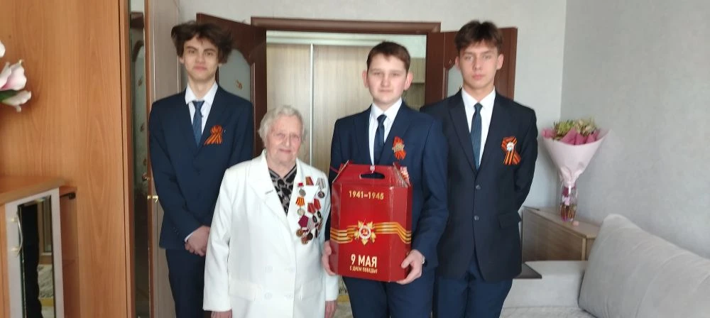 В преддверии великого праздника — Дня Победы учащиеся 9 А и 10 А классов МБОУ "СОШ №45 с УИОП" вмест