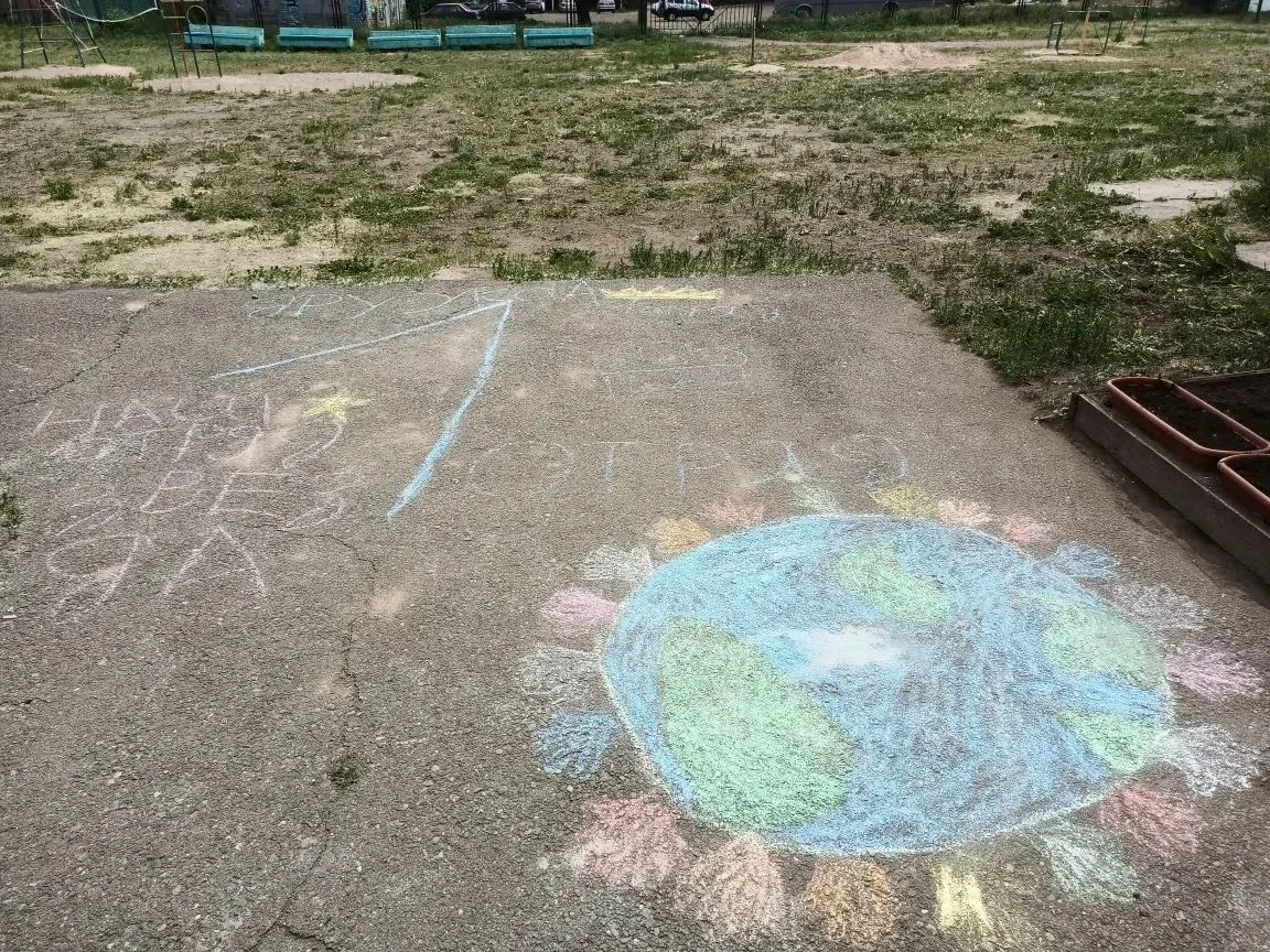 🎨 Сегодня в пришкольном лагере прошёл конкурс рисунков на асфальте «Мы такие разные, но мы вместе».