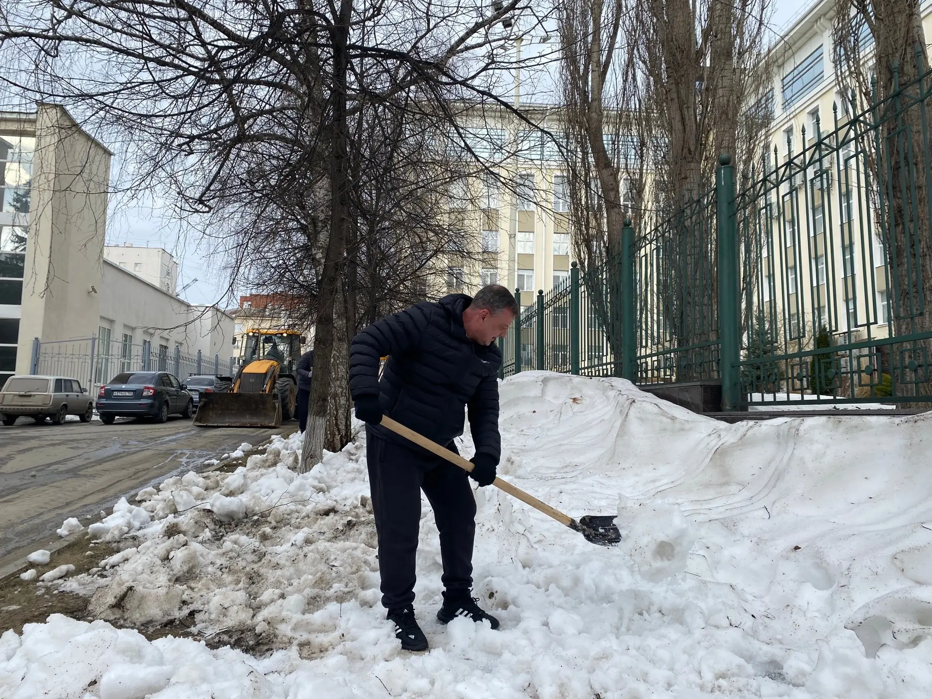 Сегодня Ленинский район Уфы встретил весну масштабным субботником. Приятно видеть, как ...