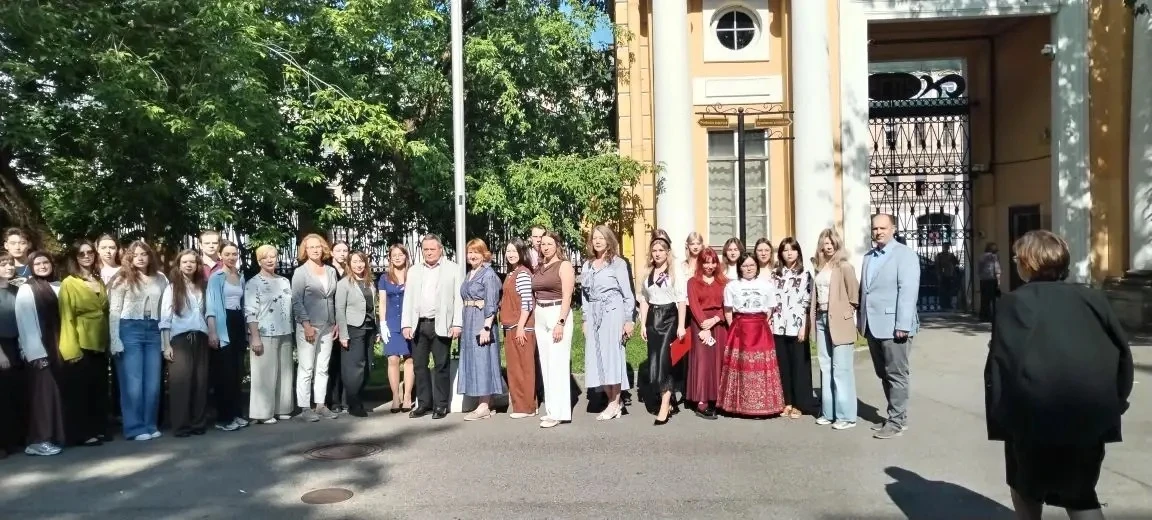 Сегодня в РГПУ им. А. И. Герцена прошла торжественная церемония поднятия флага.
В мероприятии принял