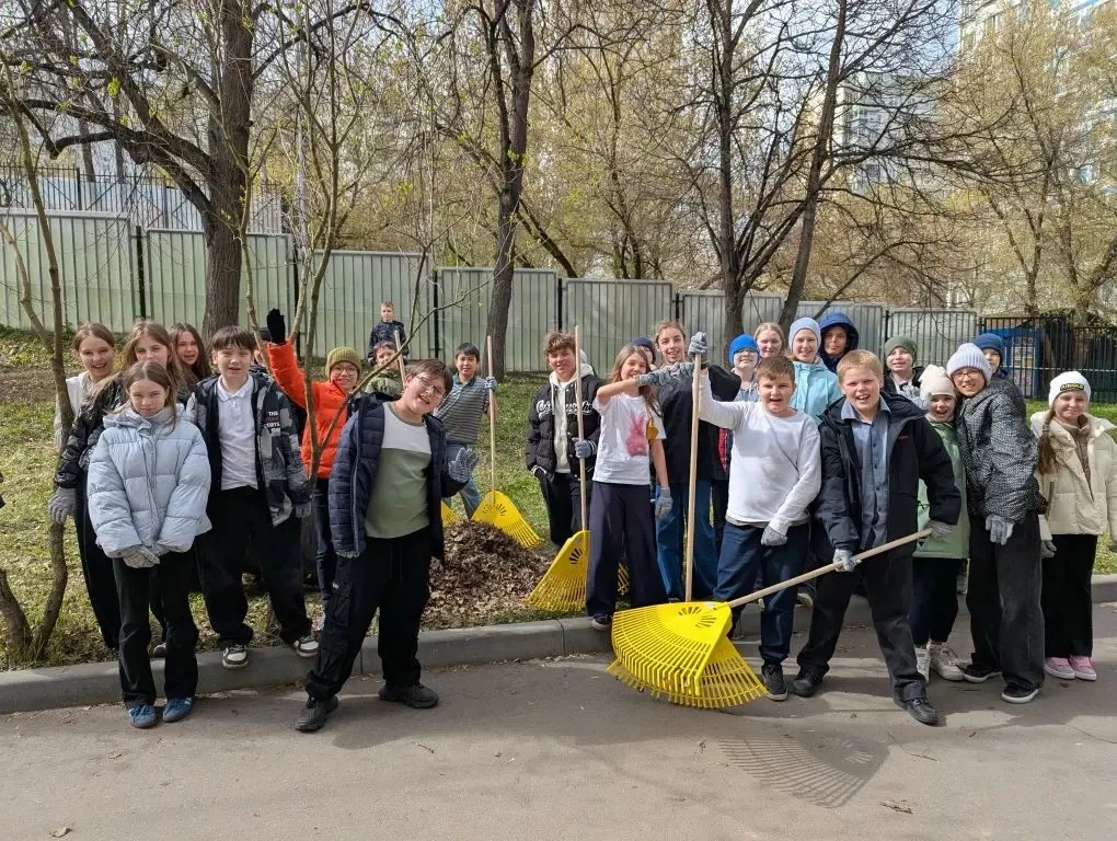 🌿Весна — время перемен и чистоты!  В нашей школе вовсю кипит  неделя весенних субботников! 🧹🍃  Ребят