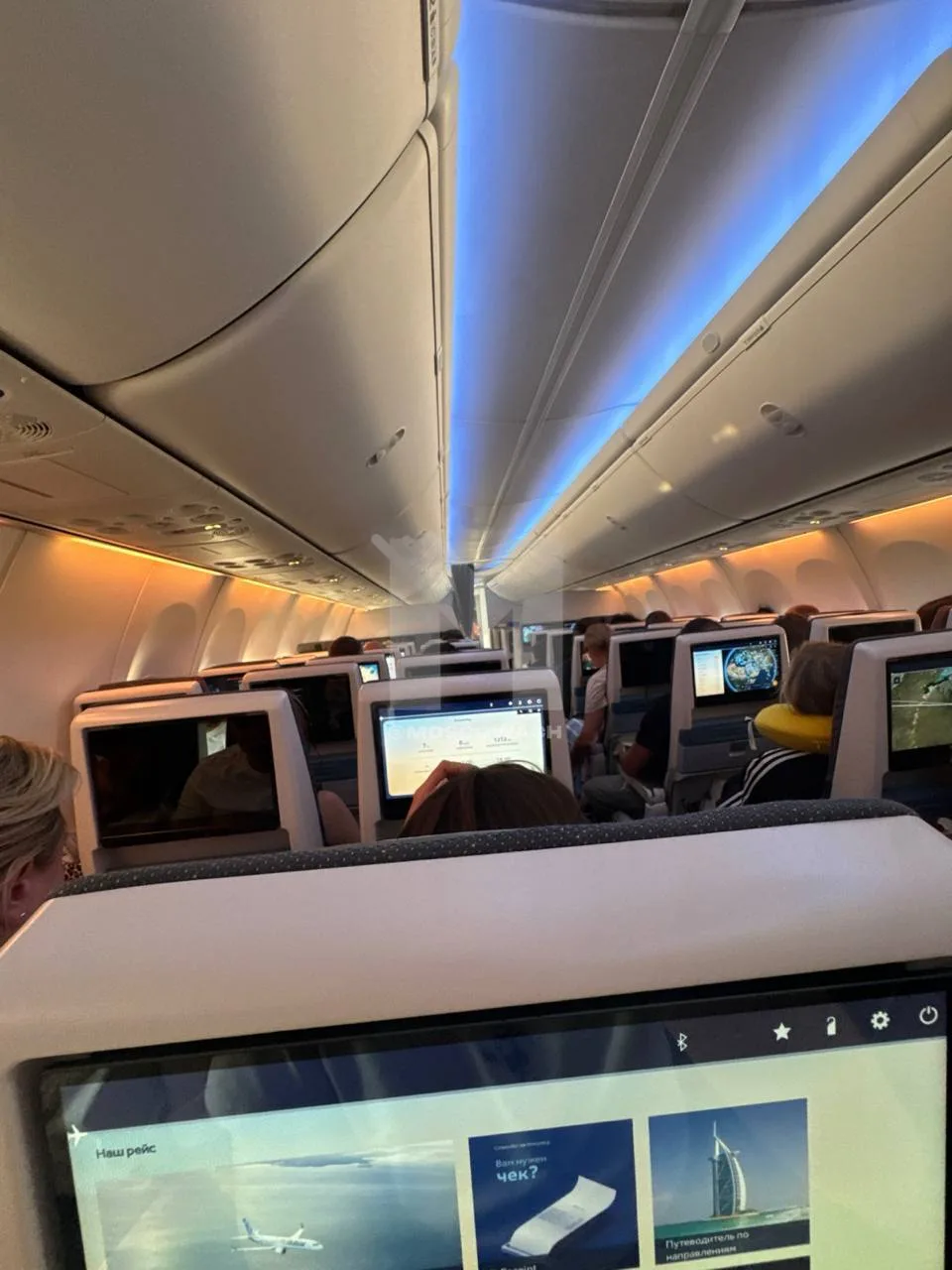 😭Пассажиры рейса Flydubai из Абу-Даби в Москву уже 4 часа не могут вылететь из города.