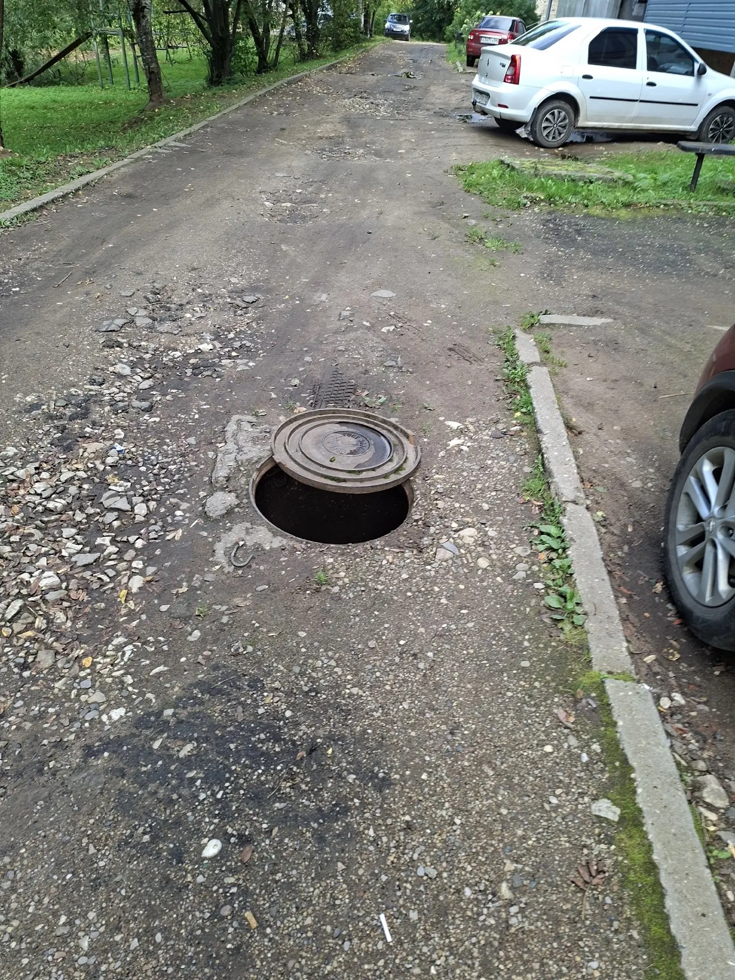 ИЗ ПРЕДЛОЖКИ - Осташков: Загородная 18.Такая картина уже год,крышка не держится,УК на ж...
