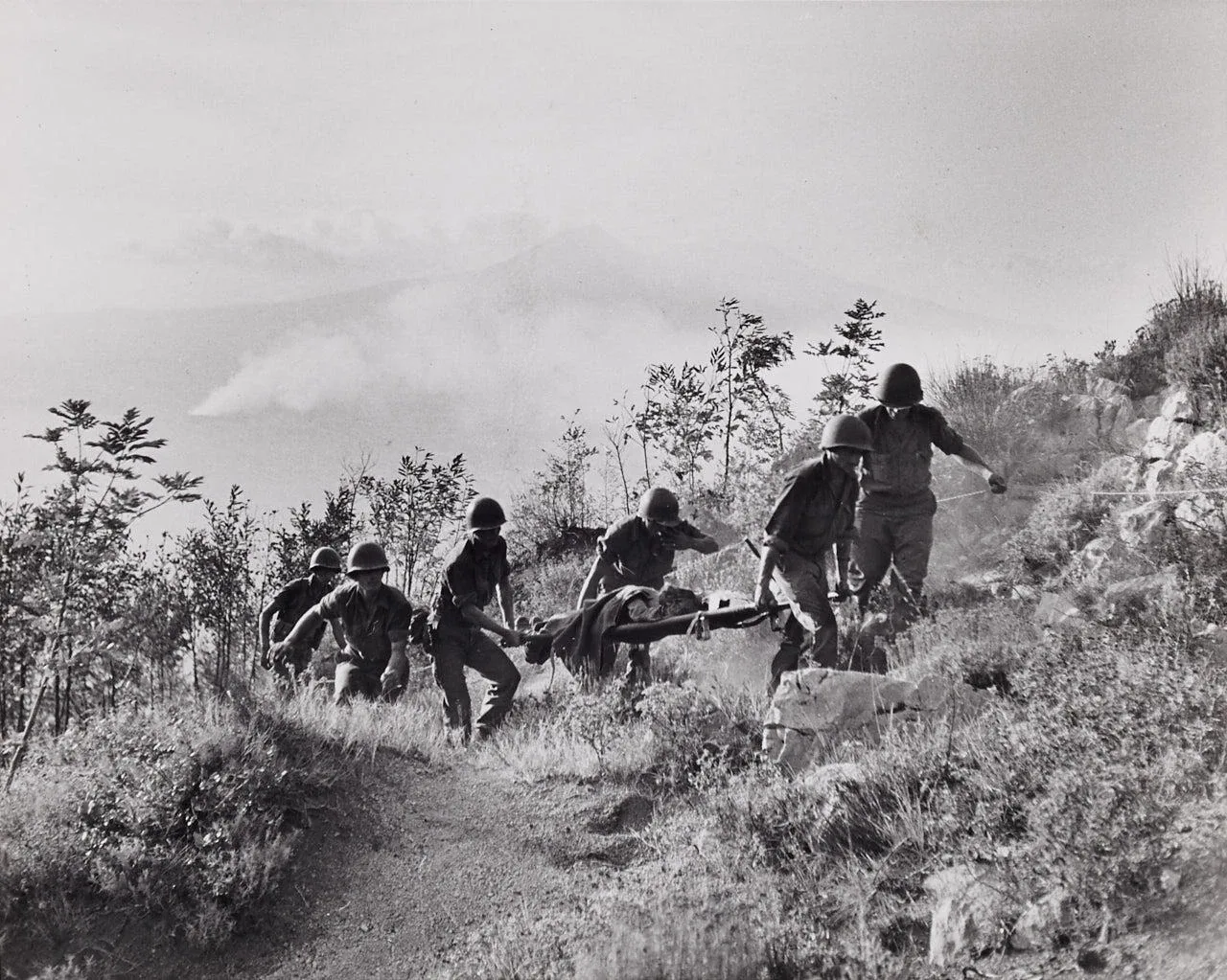 1943. Вдоль дороги на Неаполь американские войска несут раненого возле перевала Чиунзи