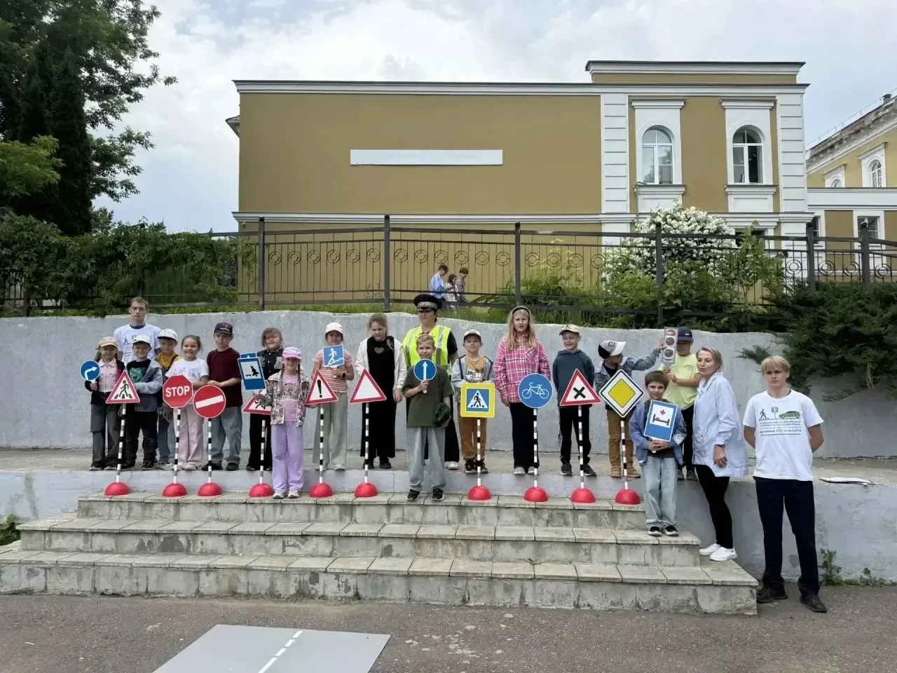 🚦 БЕЗОПАСНОЕ ЛЕТО ПРОДОЛЖАЕТСЯ! 🌞

Каникулы — это время радости, но мы не забываем о главном прави
