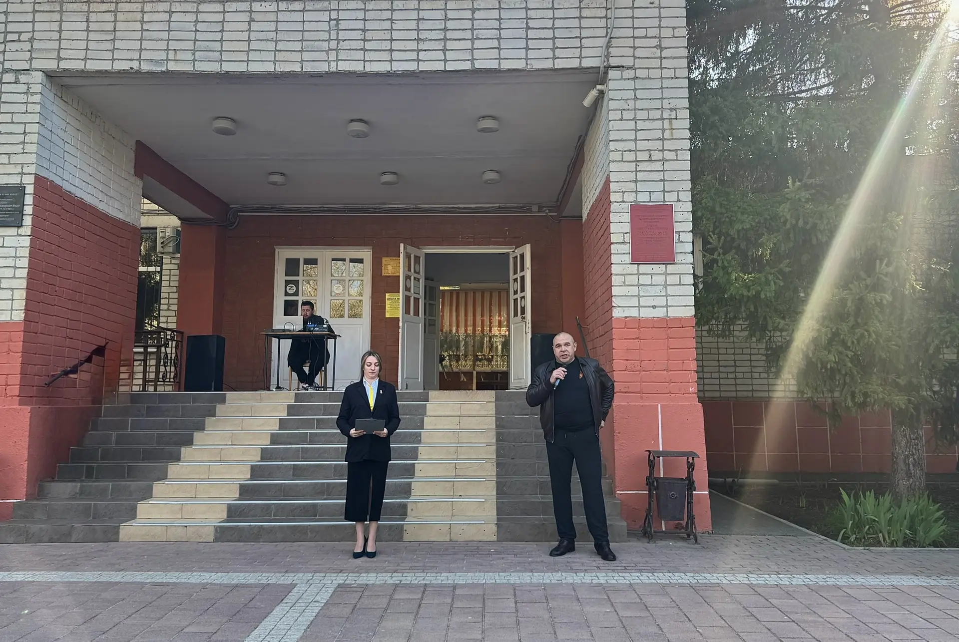🇷🇺 Торжественное начало новой четверти в средней школе  №18! 🇷🇺  🗓️Новая учебная четверть началась с