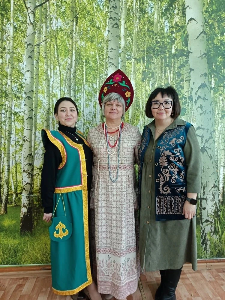 Педагоги и учащиеся нашей школы поддержали акцию «День национального костюма». Учителя и ученики при