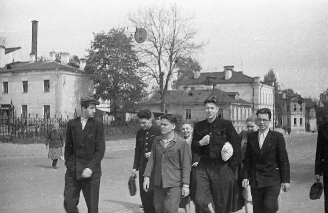 На улице Первого Мая (Конюшенной), 1950 г.  

Пушкин ▪️Павловск▪️Подписаться