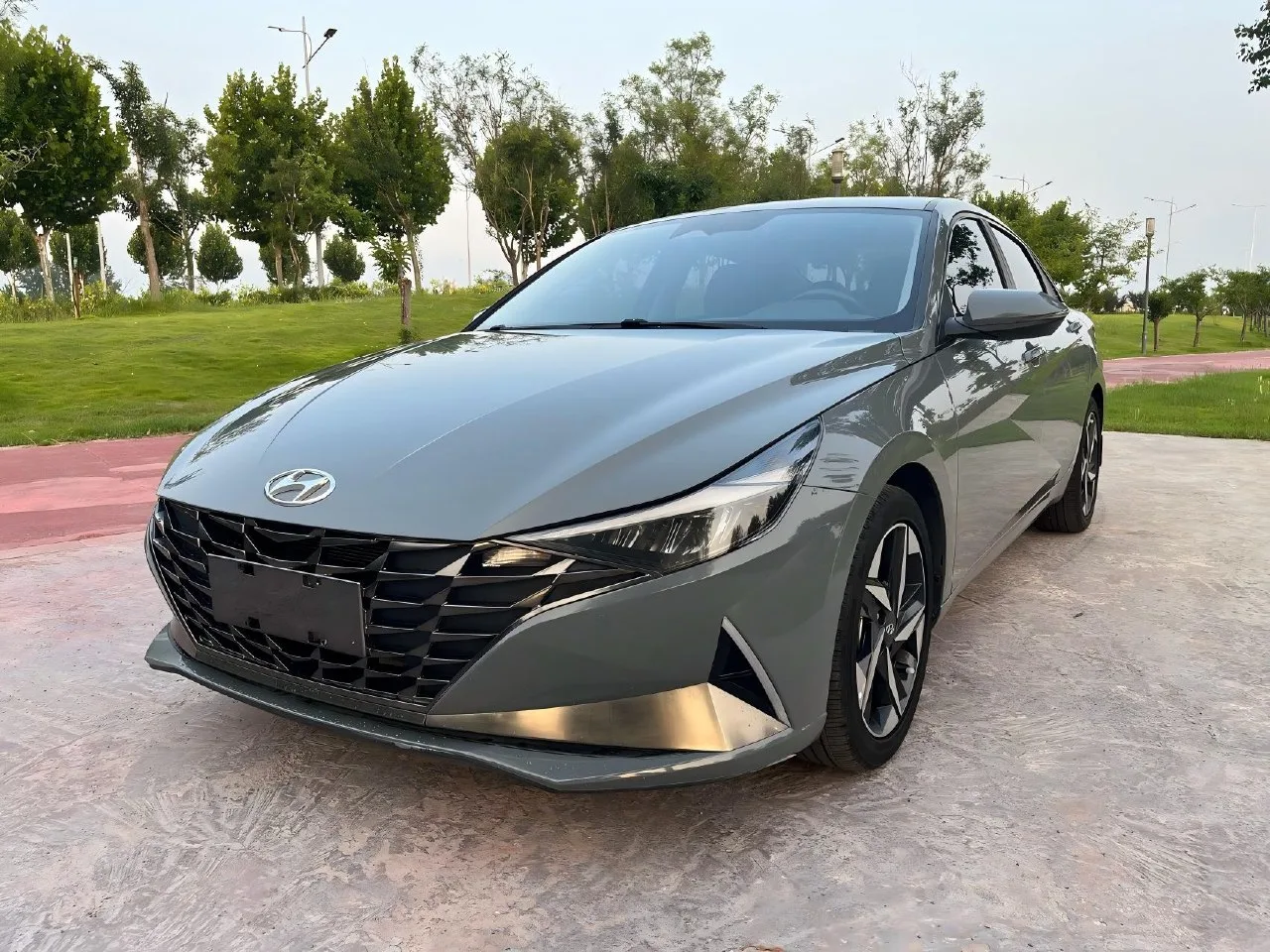 🚘 Hyundai Elantra 2022 г. (седан), двигатель 1,5 л, вариатор (CVT), комплектация LUX (...