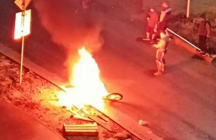 💥 В Костроме прямо на улице горел мотоцикл  Вечером 3 апреля очевидцы сообщают об этом.  В социальны