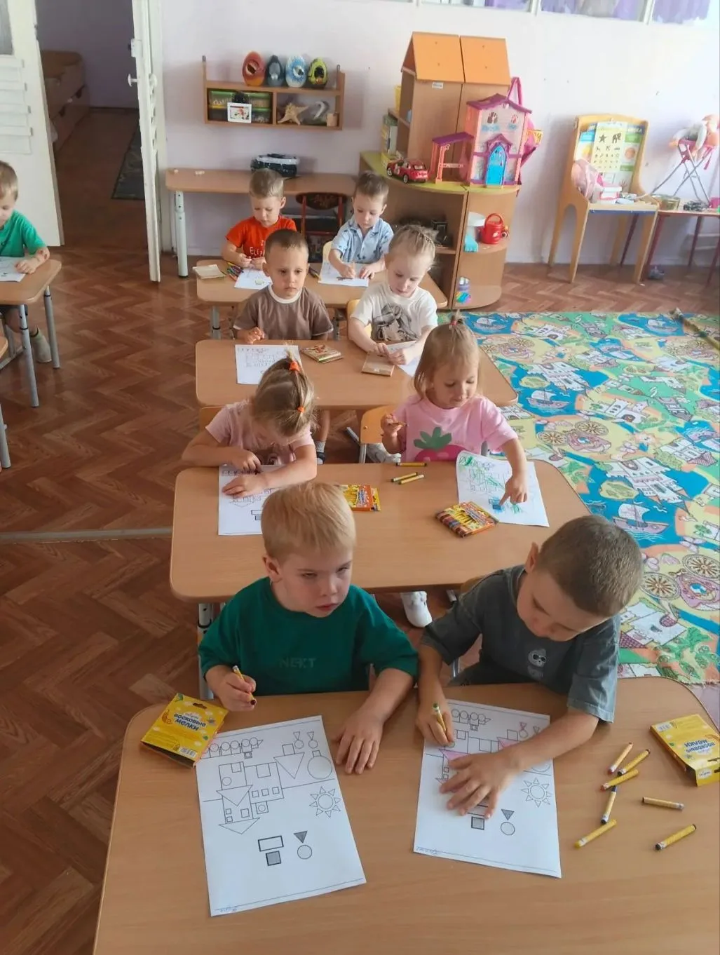 Лето — не повод скучать! 🌞

На занятии в 3-й группе мы доказали, что учёба может быть яркой и увлек
