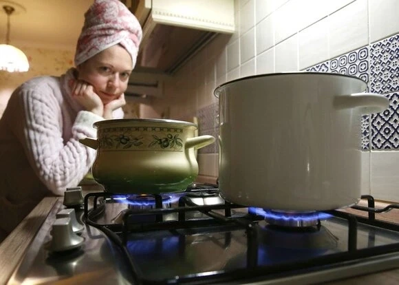 Соседи в чате писали, что в домах рядом с нашим кварталом уже дали горячую воду. Да и д...