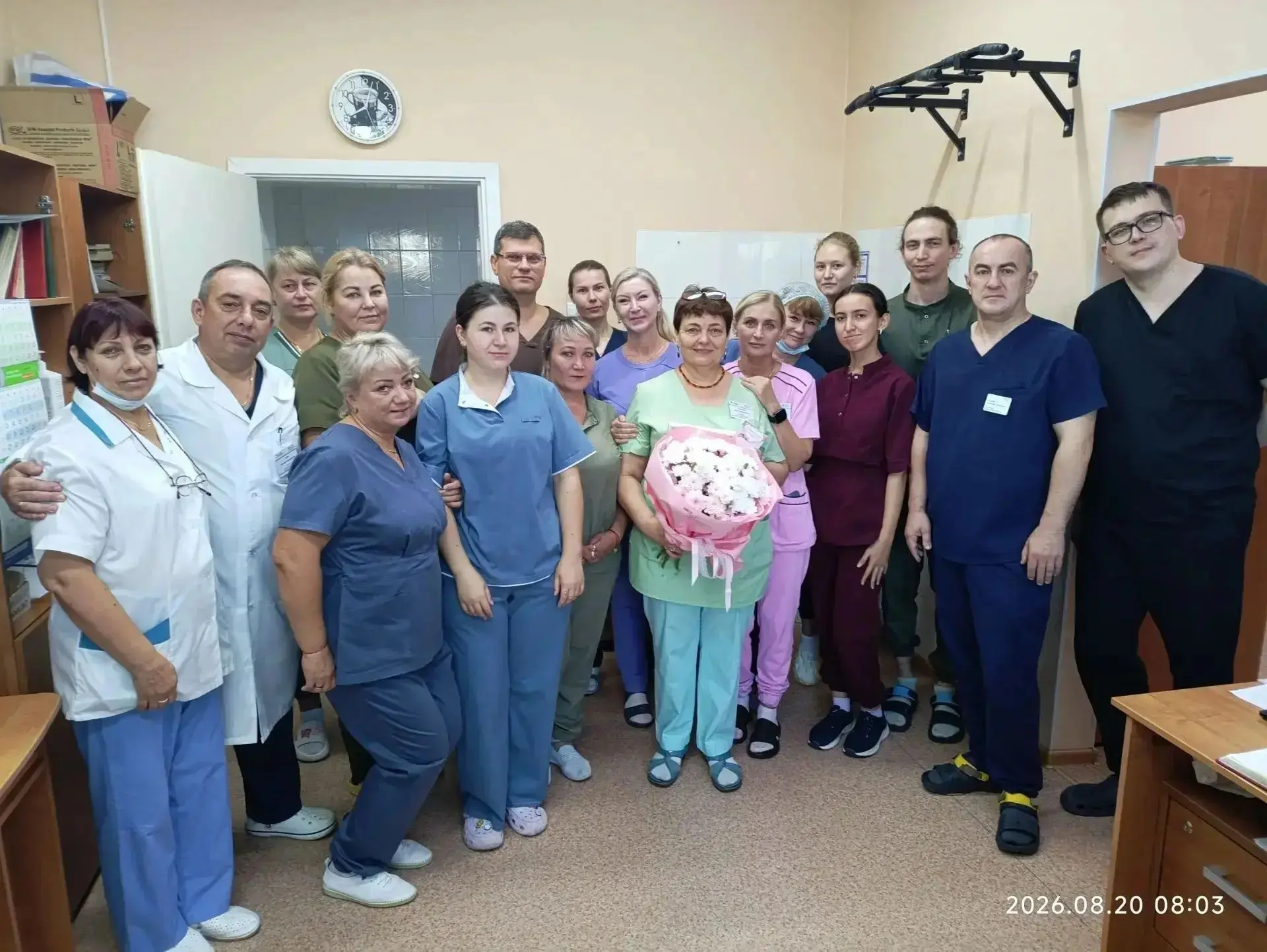 🌹В абдоминальном отделении №1 торжественно проводили на заслуженный отдых кастеляншу Е...