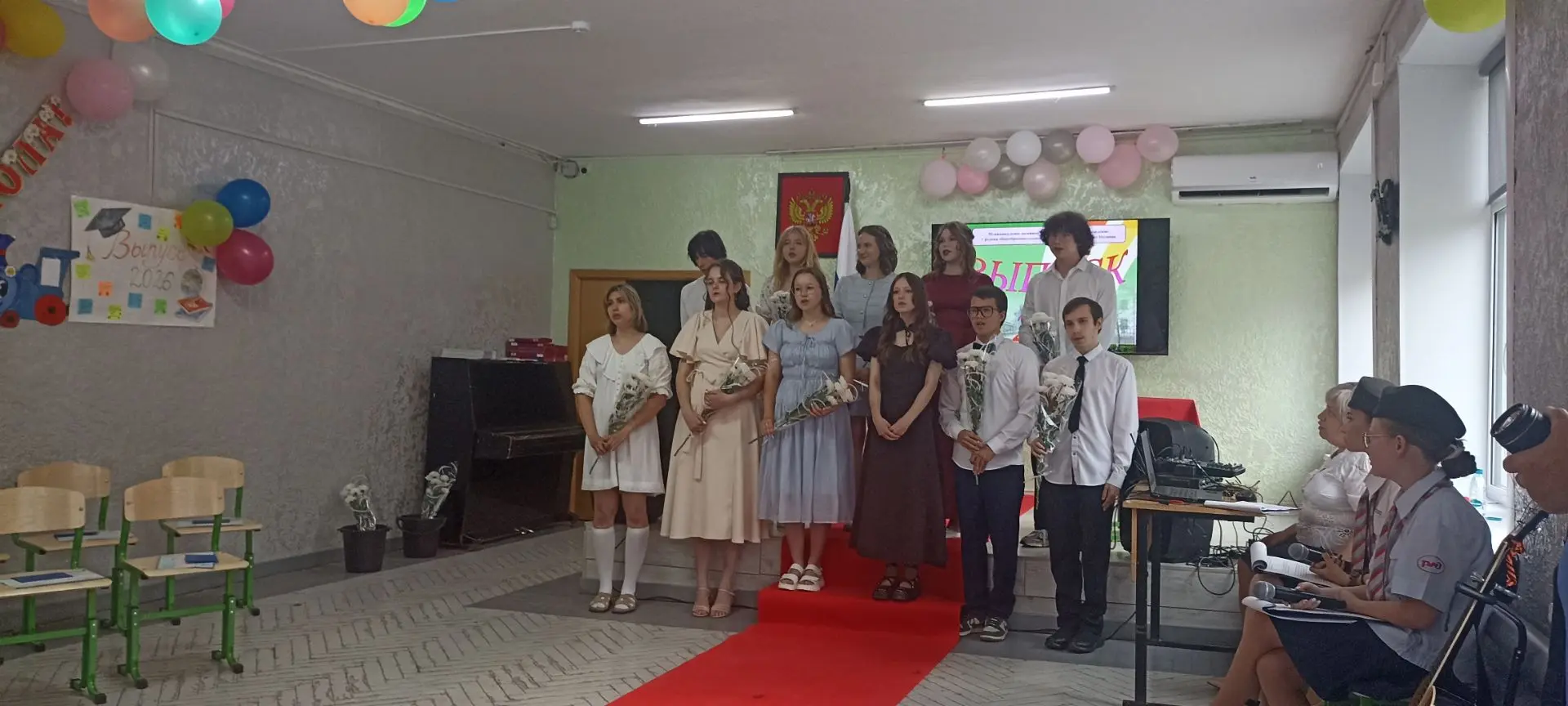 Дорогие выпускники 11 класса!

Поздравляю вас с окончанием школы — это большое достижение, за которы