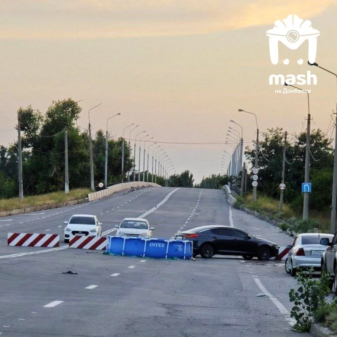 Что это? Кто это? Зачем это?

Эти вопросы явно останутся без ответа, но на закрытом Петровском мосту