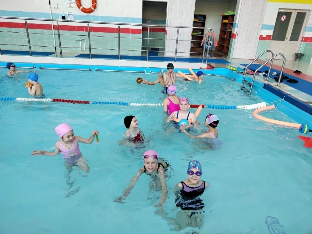 Чего хочется детям в летнюю жару? Конечно, забавных игр на воде! Наши дети, отдыхающие в пришкольном