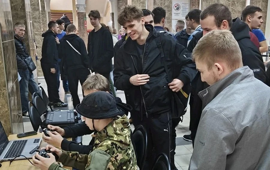 🗣️ Карьерный взлет: будущие специалисты узнали о востребованных профессиях в сфере БПЛА.  Студенты К