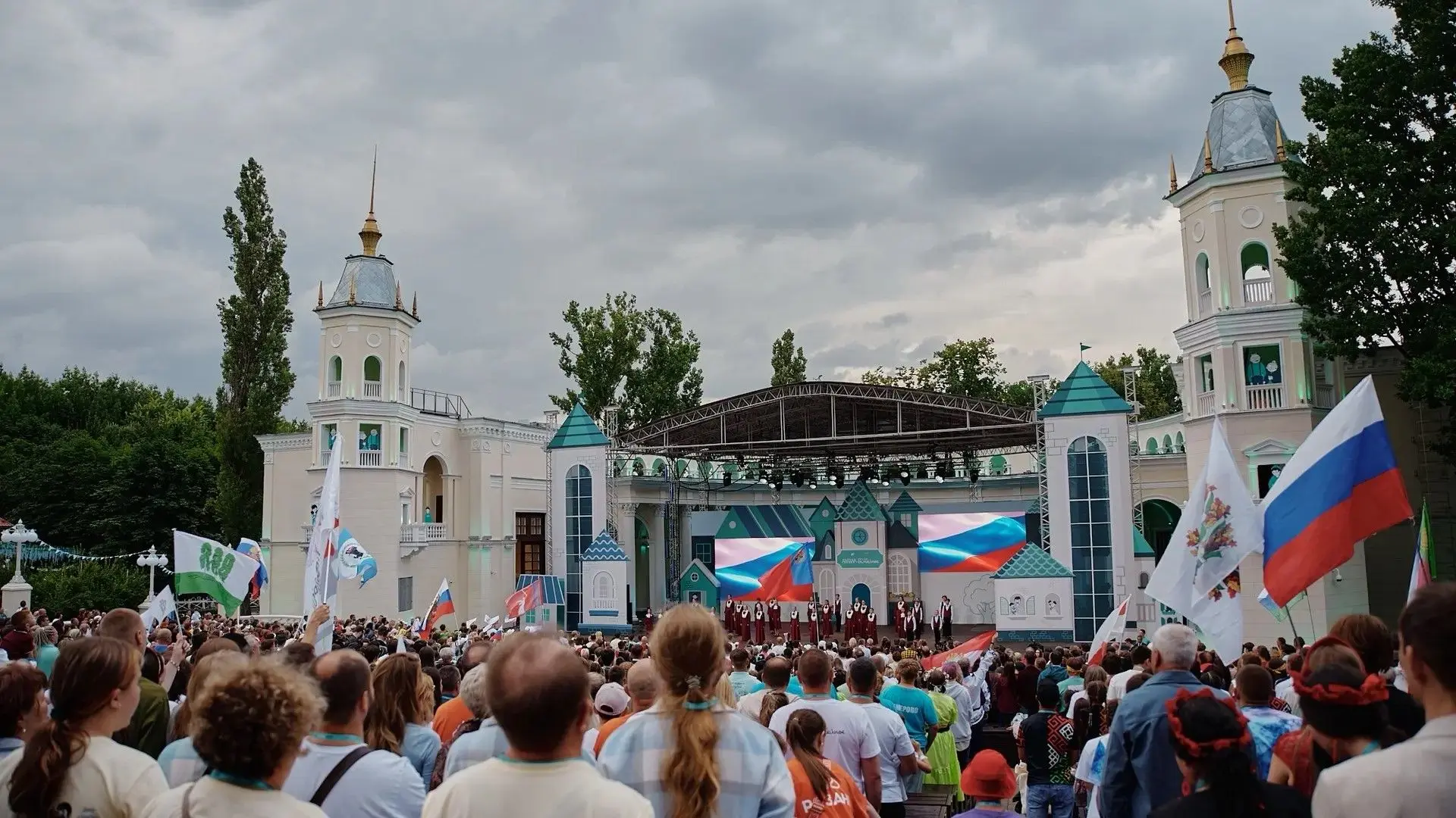 Россия сильна семьями!♥️

60 сертификатов по 5 миллионов рублей вручили победителям конкурса «Это у 