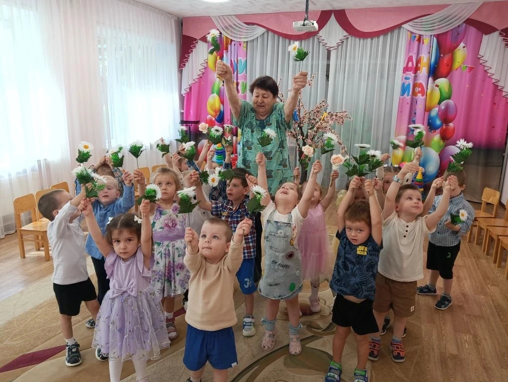 Сегодня праздник детворы
Пусть звонкий смех звучит повсюду.
Для вас, родители, — цветы, 
А вы — дари