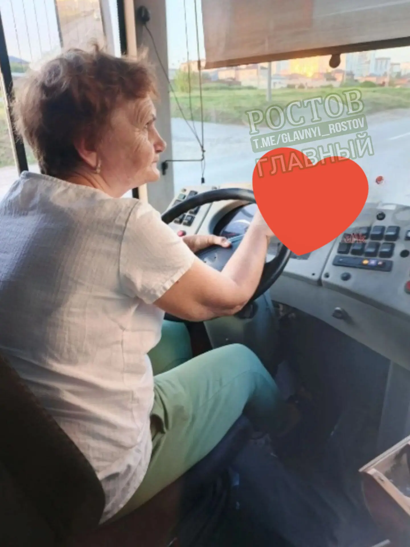 🙏 "Низкий поклон и большая благодарность женщине — водителю автобуса №1! Очень осторожно и бережно 