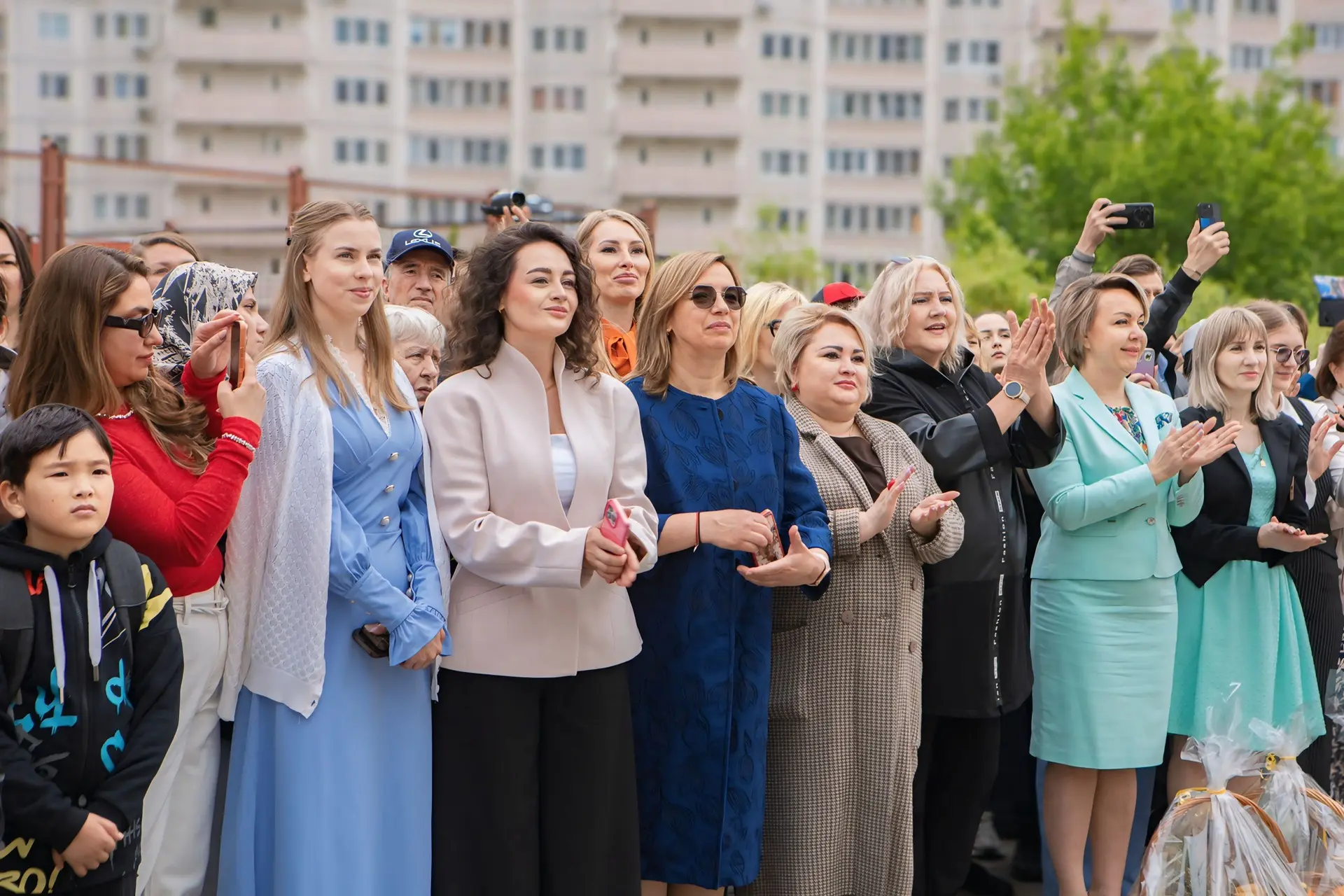 🎓 В нашей школе прошли последние звонки для 9-х и 11-х классов   Это был день, когда смешалось всё: 