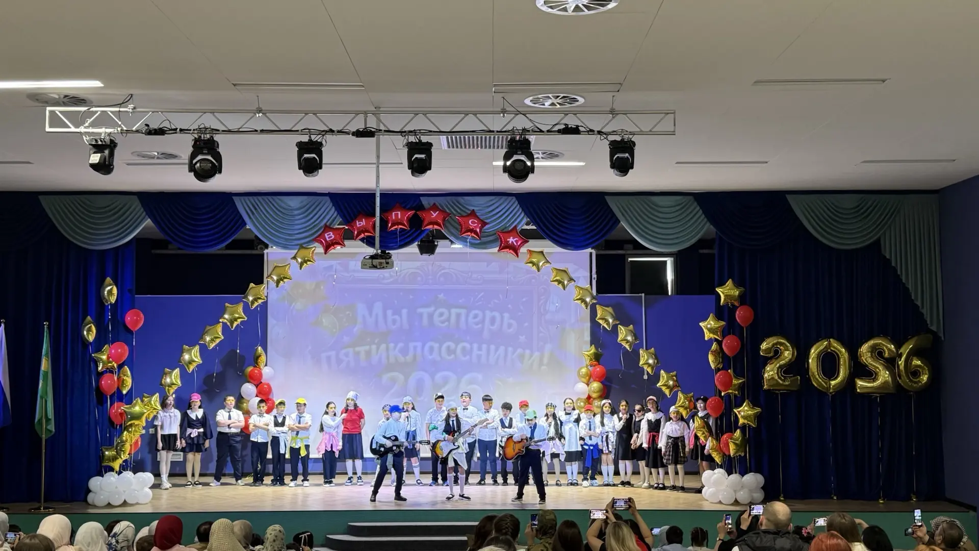 🚀 В добрый путь, 4 «Д» и 4 «Ж»!  В школе прошёл трогательный  выпускной у ребят 4 «Ж» и 4 «Д» классо