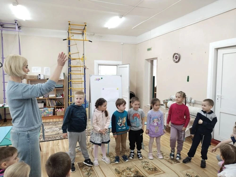 В старшей группе на занятии  по формированию математических представлений ребята с помо...